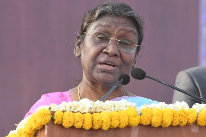 मुर्मू ने फखरुद्दीन अली अहमद की जयंती पर उन्हें श्रद्धांजलि अर्पित की मुर्मू ने फखरुद्दीन अली अहमद की जयंती पर उन्हें श्रद्धांजलि अर्पित की