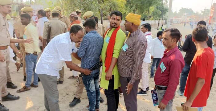 तलाशी के बाद ही एजेंटो को मिला प्रवेश तलाशी के बाद ही एजेंटो को मिला प्रवेश