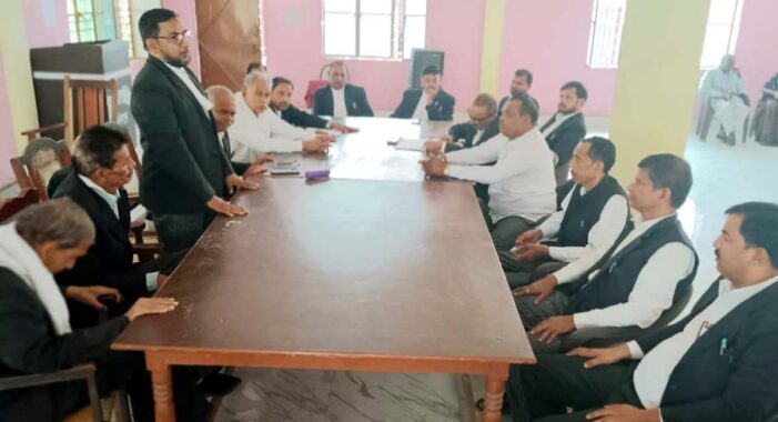 साथी को जेल भेजे जाने पर अधिवक्ताओं का फूटा गुस्सा