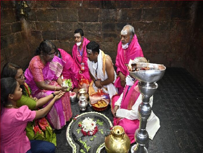 राष्ट्रपति ने बाबा मंदिर में षोड्शोपचार विधि से की पूजा-अर्चना राष्ट्रपति ने बाबा मंदिर में षोड्शोपचार विधि से की पूजा-अर्चना