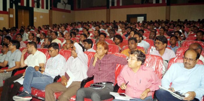 मतगणना कर्मियों को दूसरे दिन भी दो पालियों में दिया प्रशिक्षण मतगणना कर्मियों को दूसरे दिन भी दो पालियों में दिया प्रशिक्षण