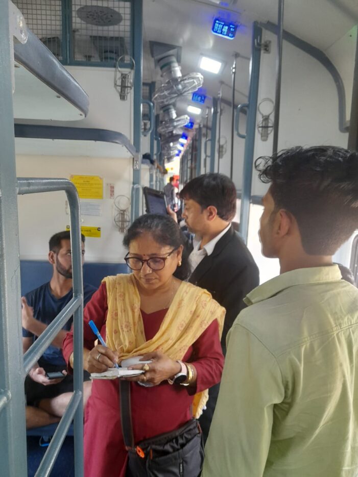 प्रयागराज मंडल के अलीगढ, कानपुर एवं प्रयागराज स्टेशन पर चला टिकट चेकिंग अभियान