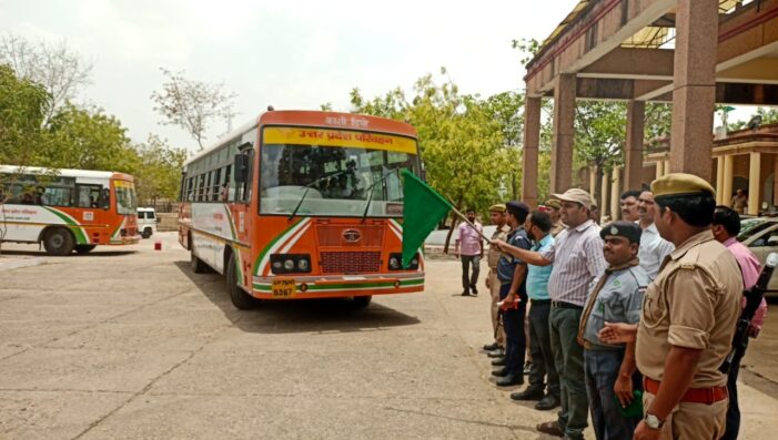 आपदा मित्रों को हरी झण्डी दिखा कर डीएम ने किया रवाना