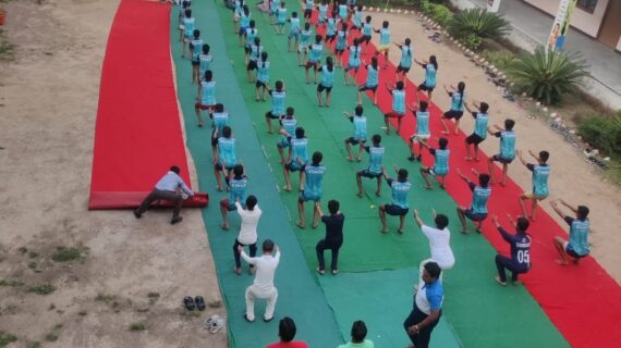 योग दिवस की तैयारियां: शिविर में कराया जा रहा योगाभ्यास