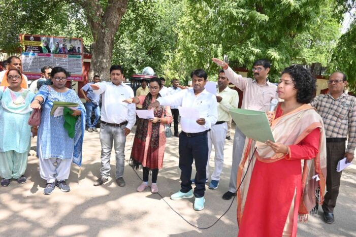 जिलाधिकारी ने पोषण साक्षरता रैली को दिखाई हरी झंडी