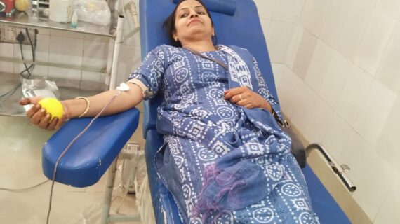 पत्नी के साथ ब्लड बैंक पहुंच कर भारतीय मानवाधिकार जिलाध्यक्ष ने किया रक्तदान
