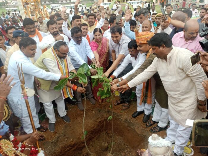 डमरू, ढोल, नगाड़ों के साथ पौधों की निकली बारात, गौरी, गणेश, ब्रह्मा, विष्णु, महेश की हुई पूजा