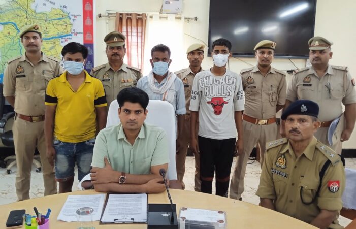 गांजा तस्करों को पुलिस पकड़ी