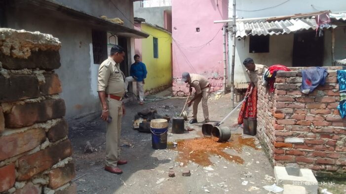 आबकारी टीम ने छापेमारी कर बरामद किये 22 लीटर अवैध शराब