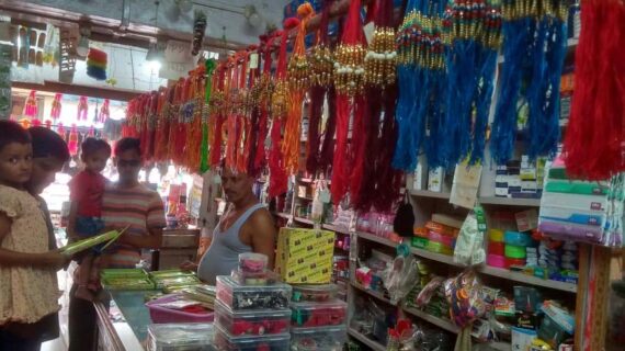 बाजारों में सजने लगी हैं राखी की दुकानें