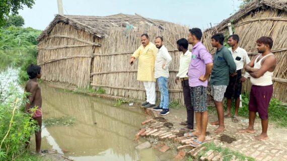 बाढ़ प्रभावित इलाकों में पहुंचे जिला पंचायत सदस्य