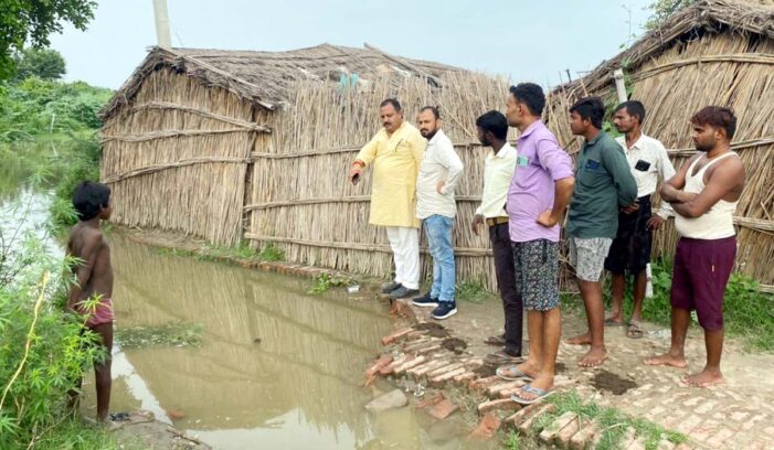 बाढ़ प्रभावित इलाकों में पहुंचे जिला पंचायत सदस्य