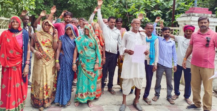 ग्राम समाज की भूमि पर कब्जा कर रहा दबंग