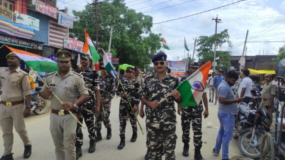 चंद्रयान 3 के सफल लैंडिंग पर छात्र छात्राओं ने निकाली तिरंगा यात्रा