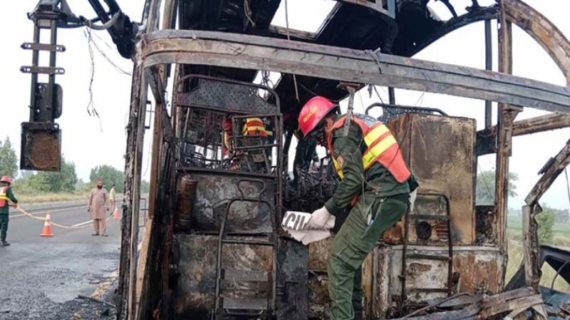 पाकिस्तान: बस में आग लगने से 20 लोगों की मौत,15 झुलसे