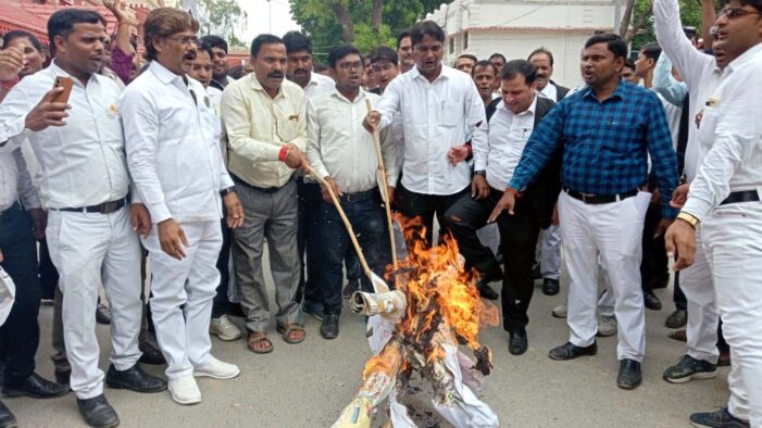 अधिवक्ताओं ने जलाया डीजीपी का पुतला