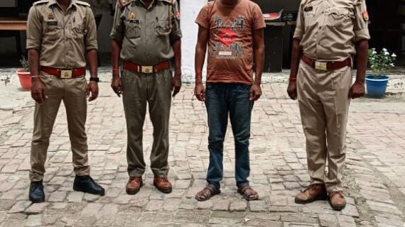 सिरिंज से देशी शराब निकालकर सिलिंग मशीन से सील कर बेचने वाला गिरफ्तार