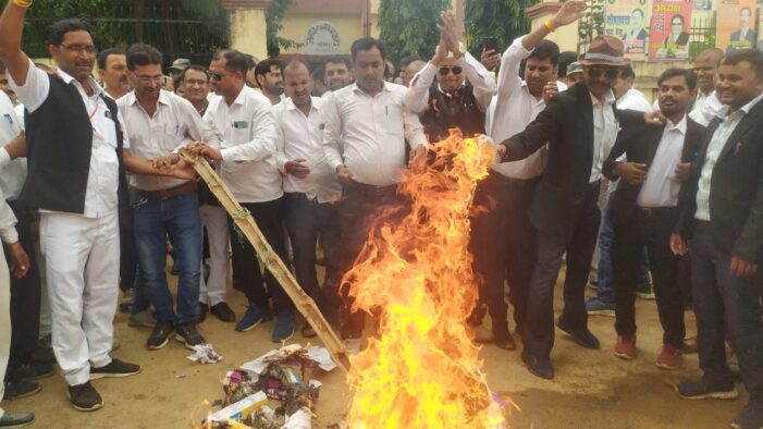 अक्रोशित अधिवक्ताओं ने सरकार का फूंका पुतला