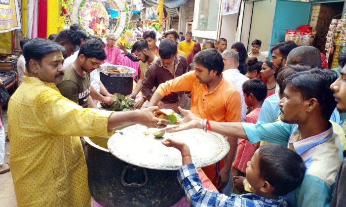 बुढ़वा मंगल पर हनुमान मंदिर में हुआ भंडारा