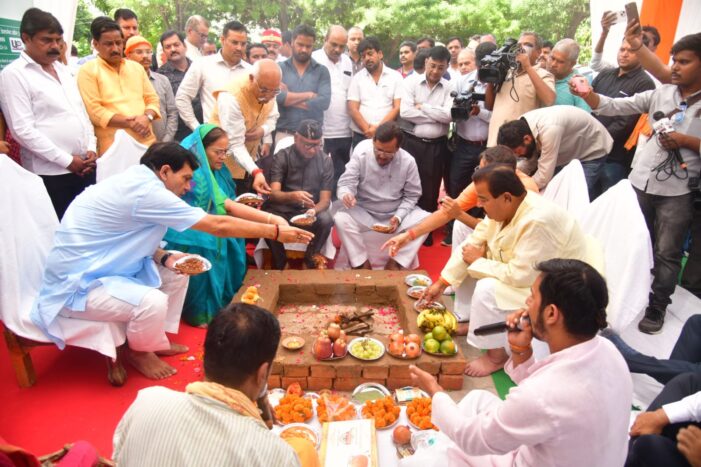 सीएम- ग्रिड्स योजनांतर्गत बनने वाली सड़कों के निर्माण कार्यों का भूमि पूजन कर शुभारंभ