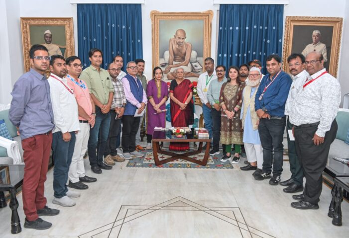 मध्य प्रदेश के १३ सदस्यीय मीडिया प्रतिनिधिमंडल की राज्यपाल आनंदीबेन पटेल से शिष्टाचार भेंट