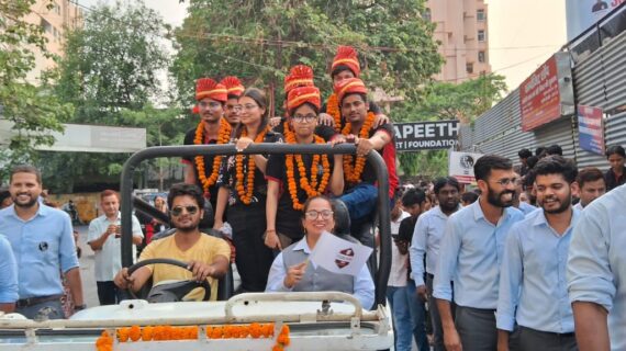 फिजिक्सवाला ने लखनऊ में किया रोडशो,नीट यूजी २०२५ के टॉपर्स का जश्न मनाया