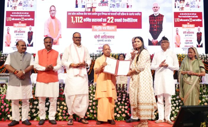 मुख्यमंत्री ने चयनित स्वास्थ्य विभाग के 1,112 कनिष्ठ लिपिक एवं 22 एक्स-रे टेक्नीशियन को नियुक्ति पत्र प्रदान किए