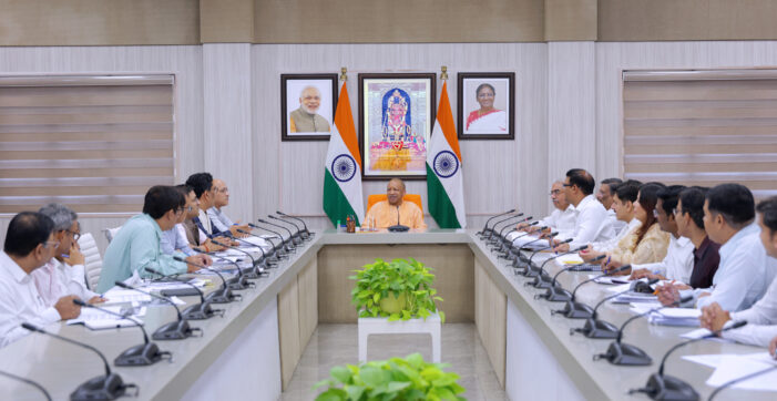 मानसून वर्षा के कारण खराब हुई सड़कों की मरम्मत और तेज करने के निर्देश