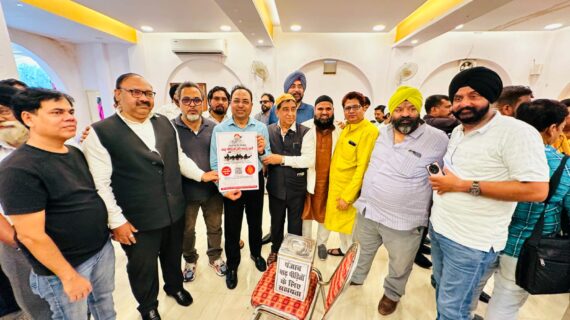 बाढ़ पीड़ितों की मदद के लिए उमड़े लखनऊ वासी