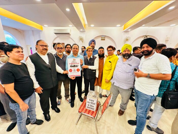 बाढ़ पीड़ितों की मदद के लिए उमड़े लखनऊ वासी