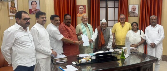 पूर्व विधायक एवं विधान परिषद सदस्य वित्त मंत्री से मुलाकात कर ज्ञापन दिया