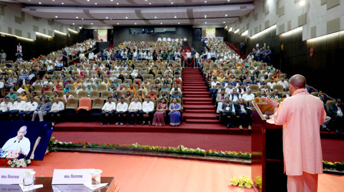 मुख्यमंत्री ने प्रधानमंत्री उज्ज्वला योजना के लाभार्थियों को निःशुल्क रसोई गैस सिलेण्डर रिफिल वितरण का शुभारम्भ किया