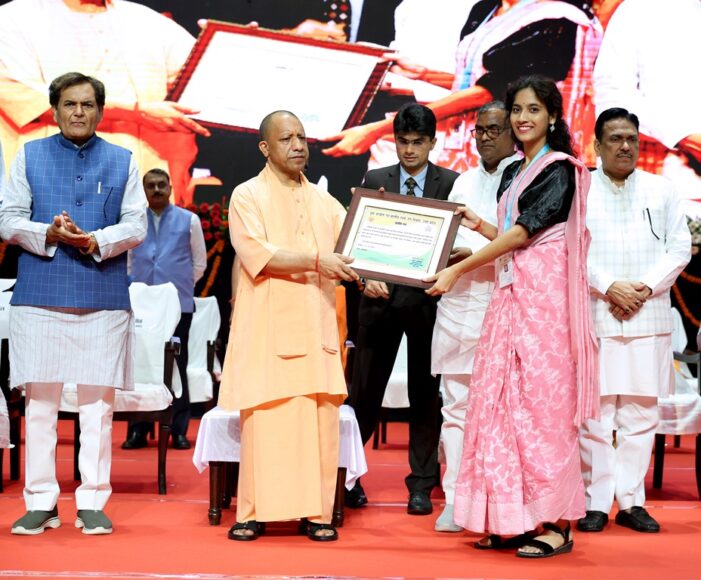 मुख्यमंत्री ने युवक एवं महिला मंगल दलों को प्रोत्साहन खेल सामग्री वितरित की