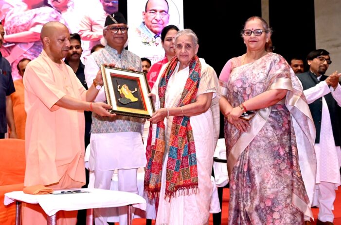 मुख्यमंत्री योगी आदित्यनाथ ने किया डी.पी. बोरा की प्रतिमा का अनावरण, नारी शक्ति को किया सम्मानित