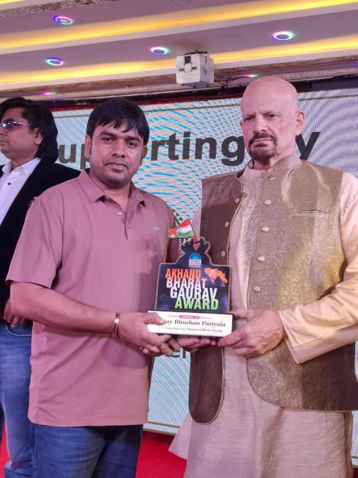 बॉलीवुड एक्टर जे ब्रैंडन हिल ने मुंबई में फिल्म प्रचारक संजय भूषण पटियाला को अखण्ड भारत गौरव अवार्ड से किया सम्मानित