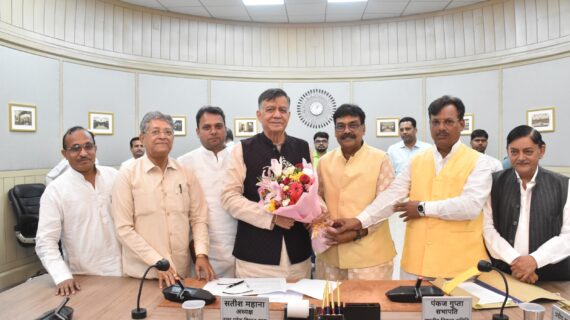 उत्तर प्रदेश विधानसभा की संसदीय समितियों की बैठक का उद्घाटन विधानसभा अध्यक्ष सतीश महाना ने किया