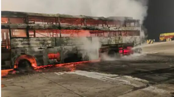 आगरा एक्सप्रेस-वे पर बस में लगी भीषण आग, 70 यात्री सुरक्षित; टायर फटने के बाद धधकी लपटें