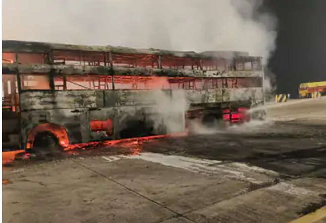 आगरा एक्सप्रेस-वे पर बस में लगी भीषण आग, 70 यात्री सुरक्षित; टायर फटने के बाद धधकी लपटें