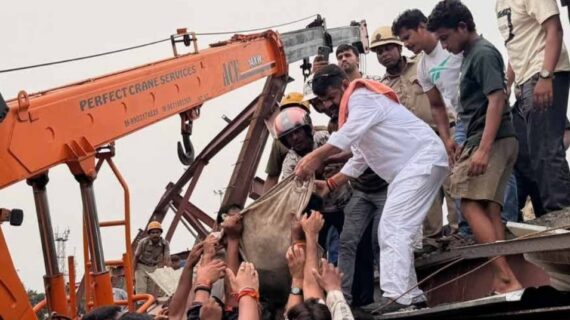 कोलकाता में निर्माणाधीन गोदाम ढहा: 2 की मौत, मलबे में 40 से 50 मजदूर दबे