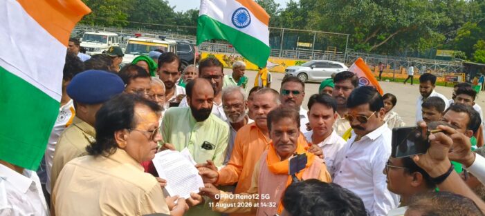 मनकामेश्वर मंदिर में महंत दिव्या गिरि के समर्थकों की नारेबाजी, पार्षद पर अभद्र टिप्पणी का आरोप मनकामेश्वर मंदिर में महंत दिव्या गिरि के समर्थकों की नारेबाजी, पार्षद पर अभद्र टिप्पणी का आरोप